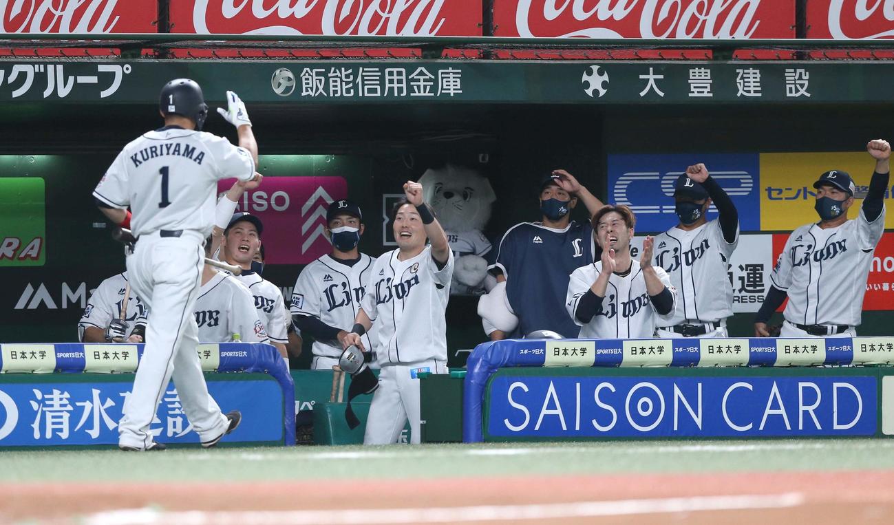 西武対日本ハム　8回に同点適時打を放った栗山を出迎えるナイン（撮影・黒川智章）