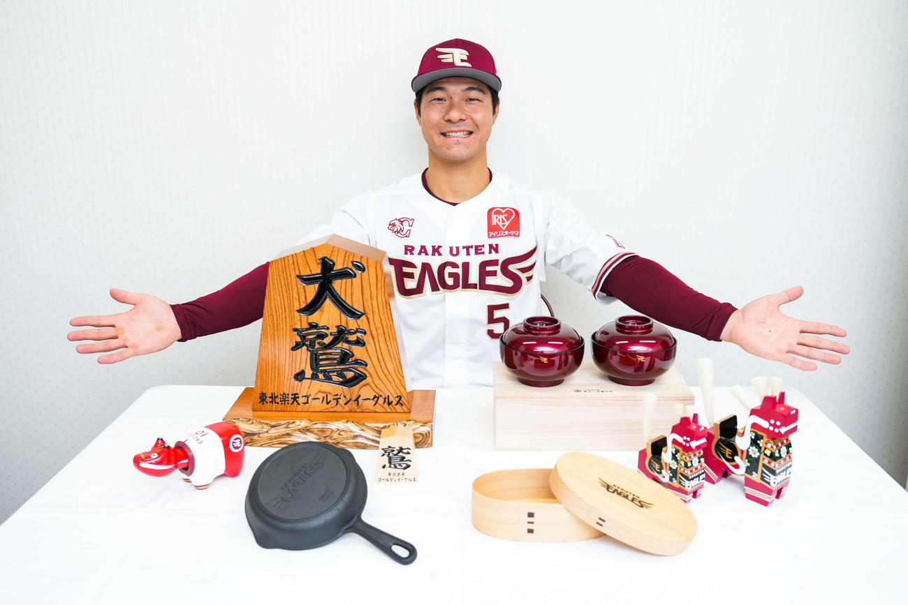 楽天とコラボした東北各地の伝統工芸品を紹介する茂木（球団提供）