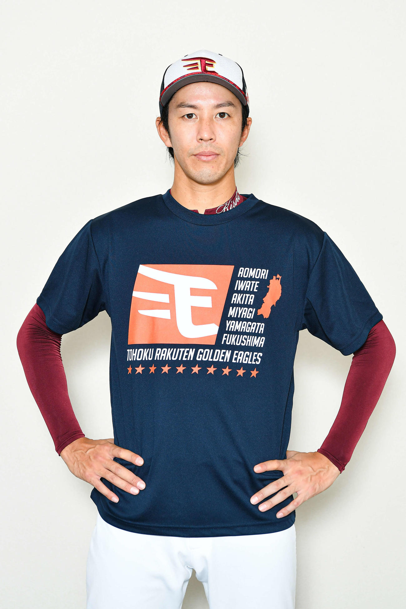 「東北ろっけんまつり」にちなんで製作された特別Tシャツを着用する岸（球団提供）