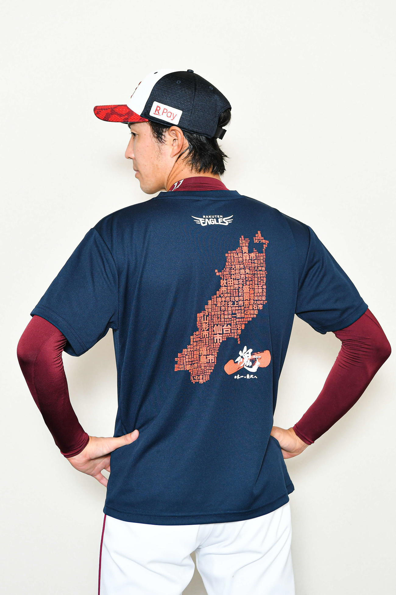 「東北ろっけんまつり」にちなんで製作された特別Tシャツを着用する岸（球団提供）