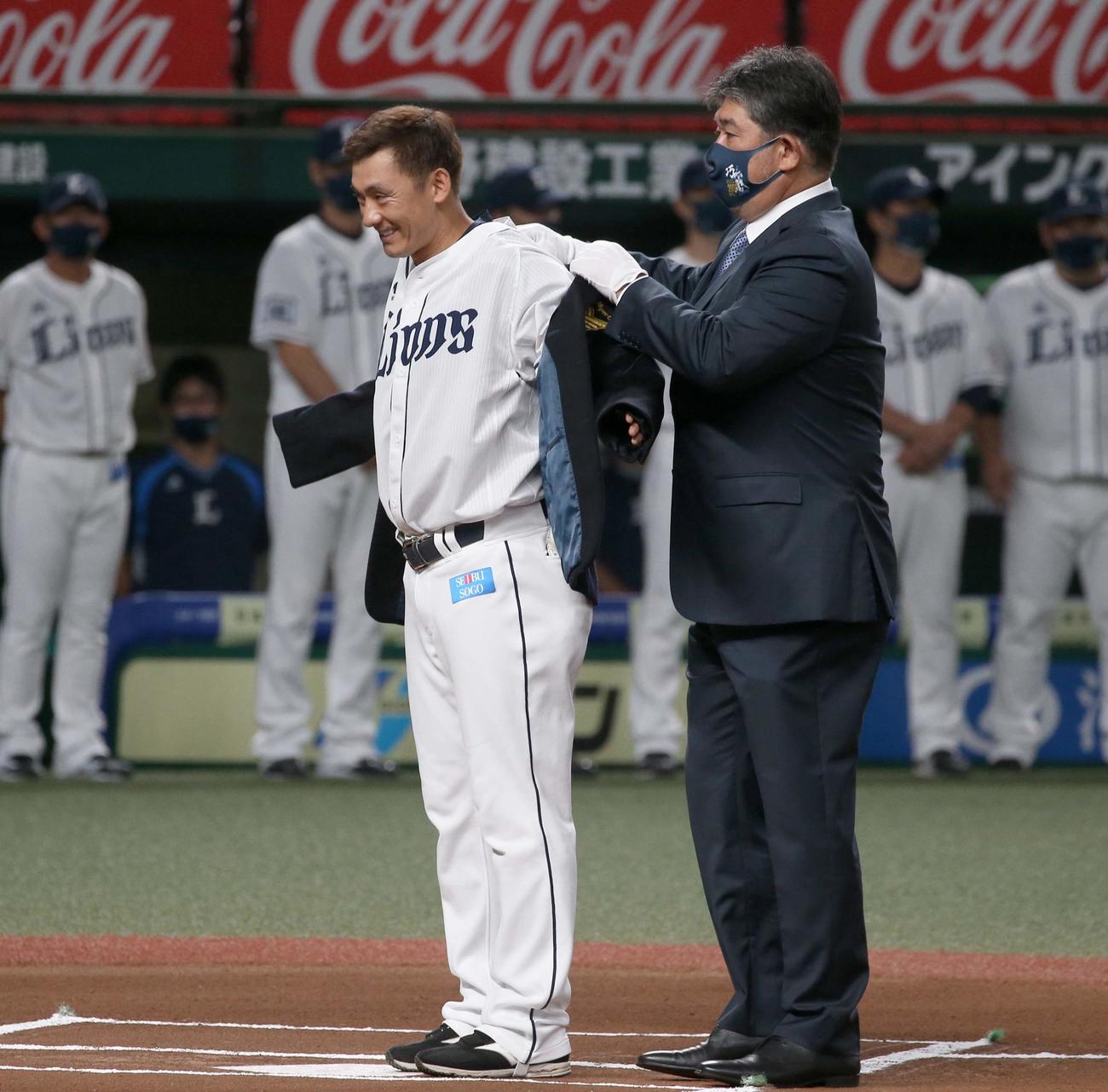 西武対日本ハム　通算2000本安打を達成した栗山は野茂氏から「名球会ブレザー」を着せてもらう（撮影・黒川智章）