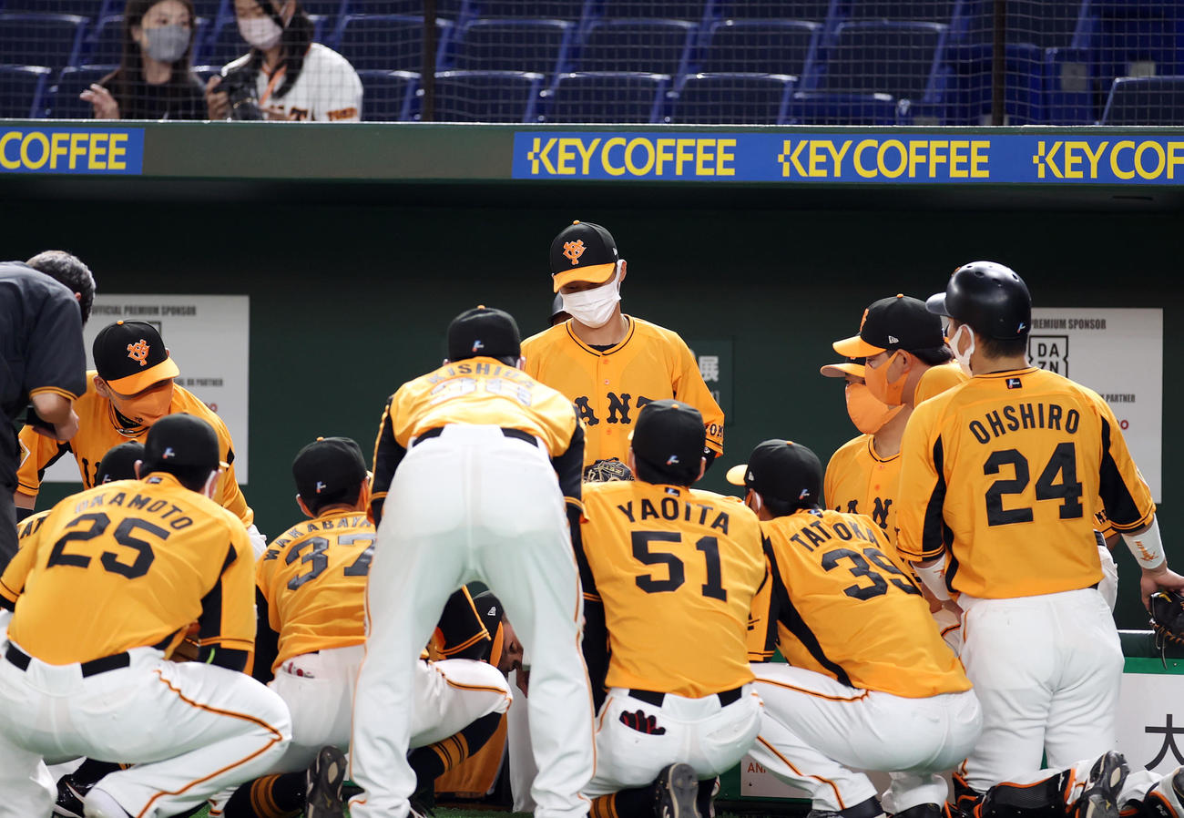 巨人対DeNA　試合前の円陣で声出しする吉川（中央）（撮影・狩俣裕三）