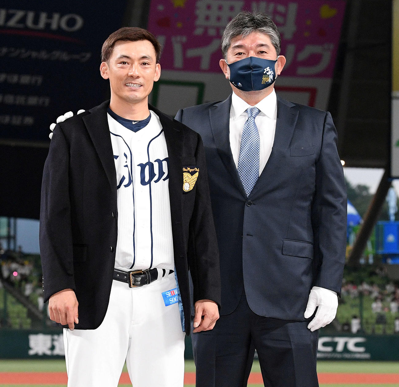 西武対日本ハム　試合前に野茂氏（右）から名球会ブレザーを着させてもらい記念撮影する西武栗山（撮影・滝沢徹郎）