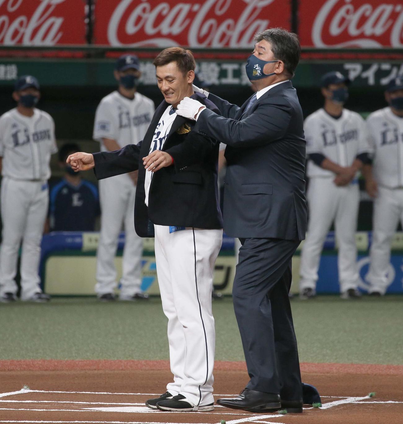 西武対日本ハム　通算2000本安打を達成した栗山は野茂氏から「名球会ブレザー」を着せてもらう（撮影・黒川智章）