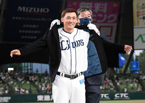 西武栗山巧「憧れの野茂さんから」野茂英雄氏「いい関係」ブレザー授与