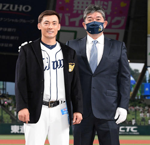西武栗山巧「憧れの野茂さんから」野茂英雄氏「いい関係」ブレザー授与