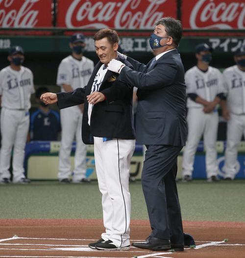 西武栗山巧「憧れの野茂さんから」野茂英雄氏「いい関係」ブレザー授与