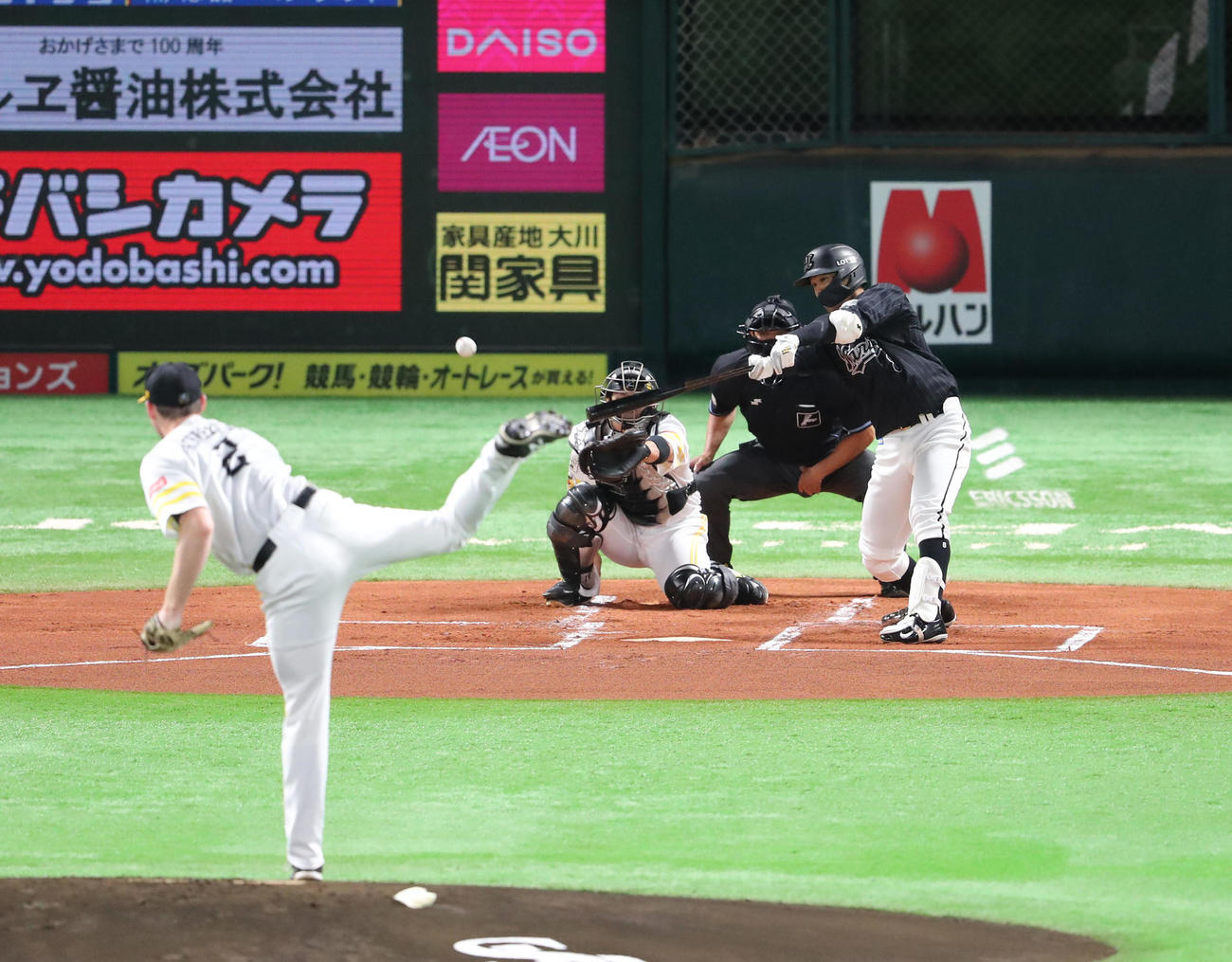 ソフトバンク対ロッテ　1回表ロッテ1死三塁、中村奨吾は中前に先制適時打を放つ（撮影・梅根麻紀）