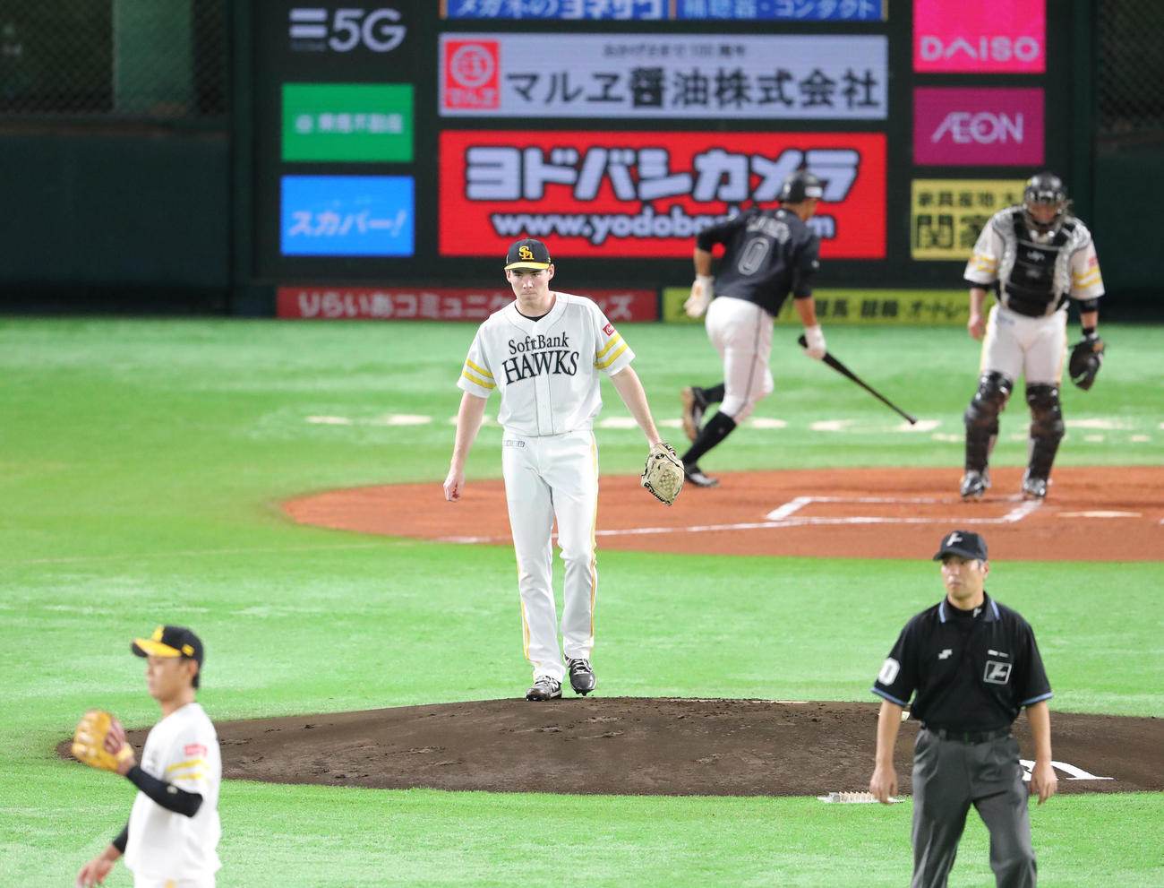 ソフトバンク対ロッテ　1回表ロッテ1死三塁、中村奨吾に中前先制適時打を浴びるスチュワート（撮影・梅根麻紀）