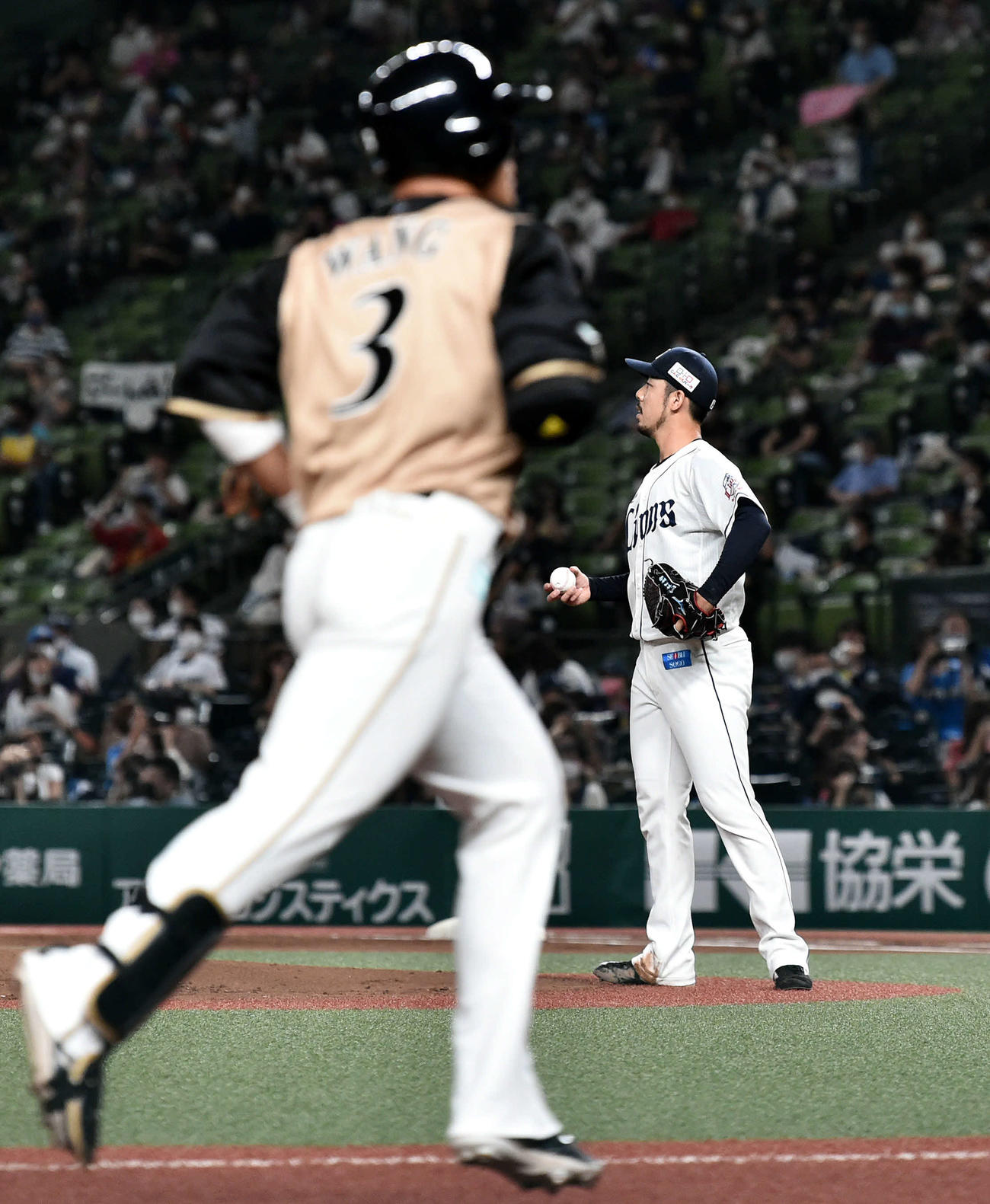 西武対日本ハム　1回表日本ハム2死三塁、王（手前）に先制の2点本塁打を浴びる本田（撮影・滝沢徹郎）