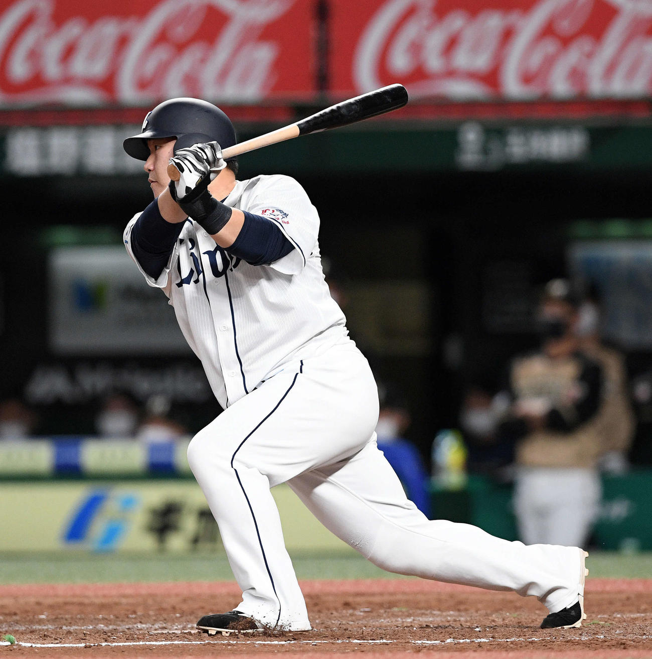 西武対日本ハム　5回裏西武無死一塁、中村は右前打を放つ（撮影・滝沢徹郎）