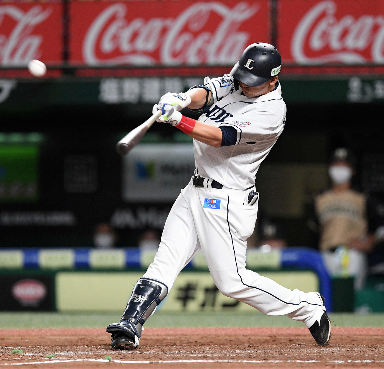 西武対日本ハム　5回裏西武1死二、三塁、栗山は中犠飛を放つ（撮影・滝沢徹郎）