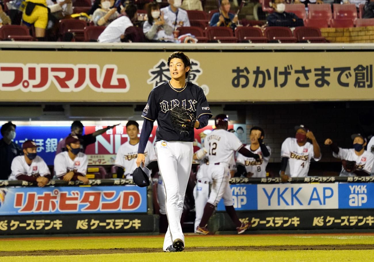 5回、楽天山崎剛に先制三塁打を許したオリックス・山崎颯（共同）