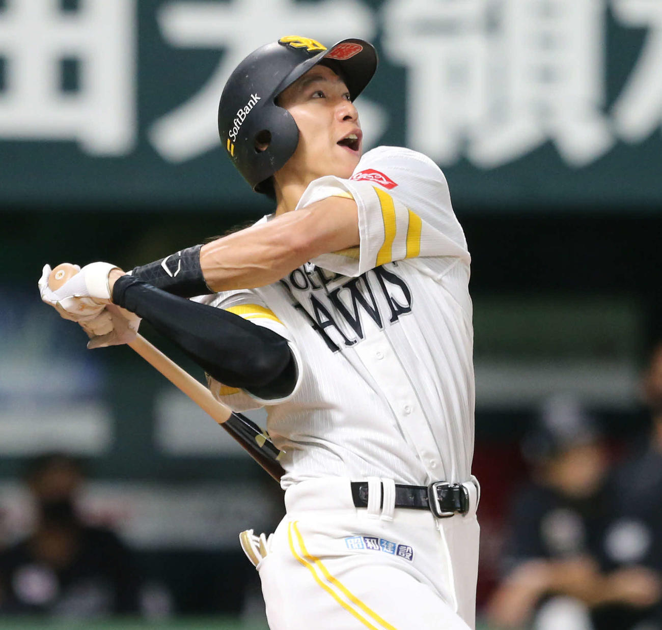 ソフトバンク対ロッテ　3回裏ソフトバンク2死二塁、右越え2点本塁打を放つ柳田（撮影・屋方直哉）