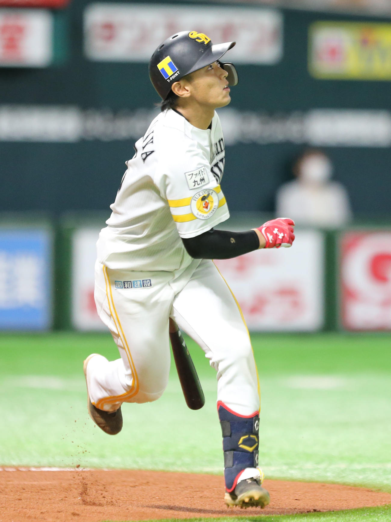 ソフトバンク対ロッテ　4回裏ソフトバンク1死二、三塁、今宮は勝ち越しの右前適時打を放つ（撮影・屋方直哉）