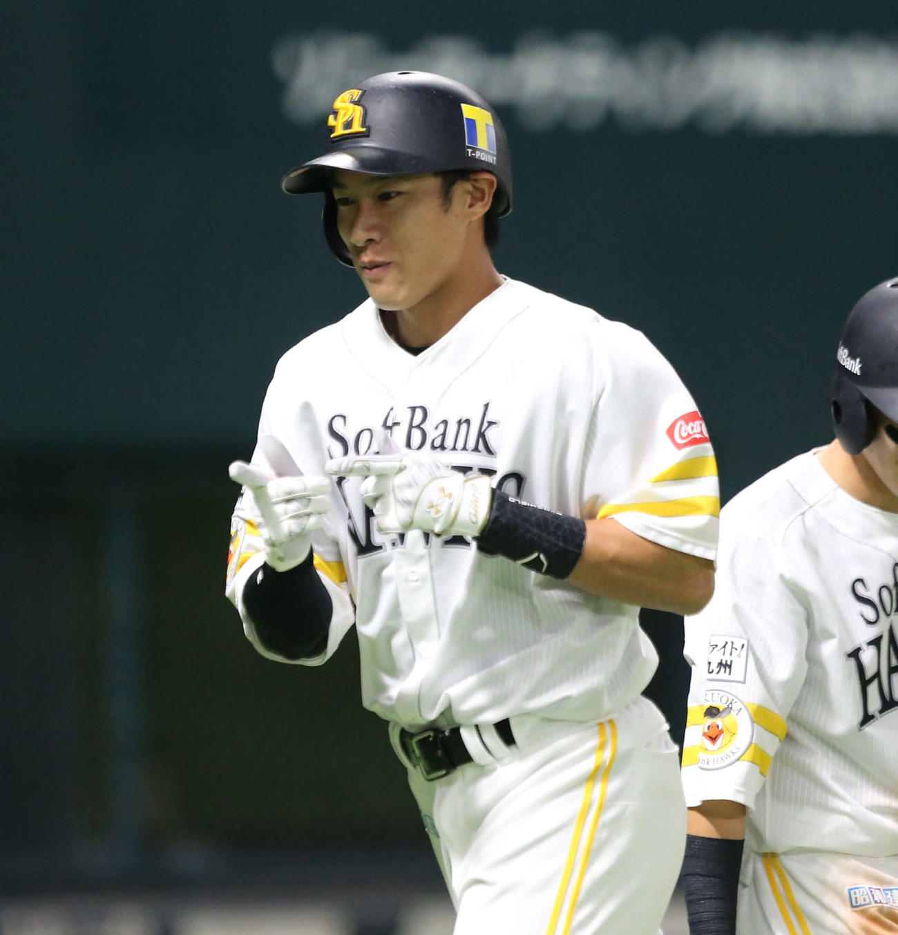 ソフトバンク対ロッテ　3回裏ソフトバンク2死二塁、柳田は右越え2点本塁打を放ちポーズ（撮影・屋方直哉）