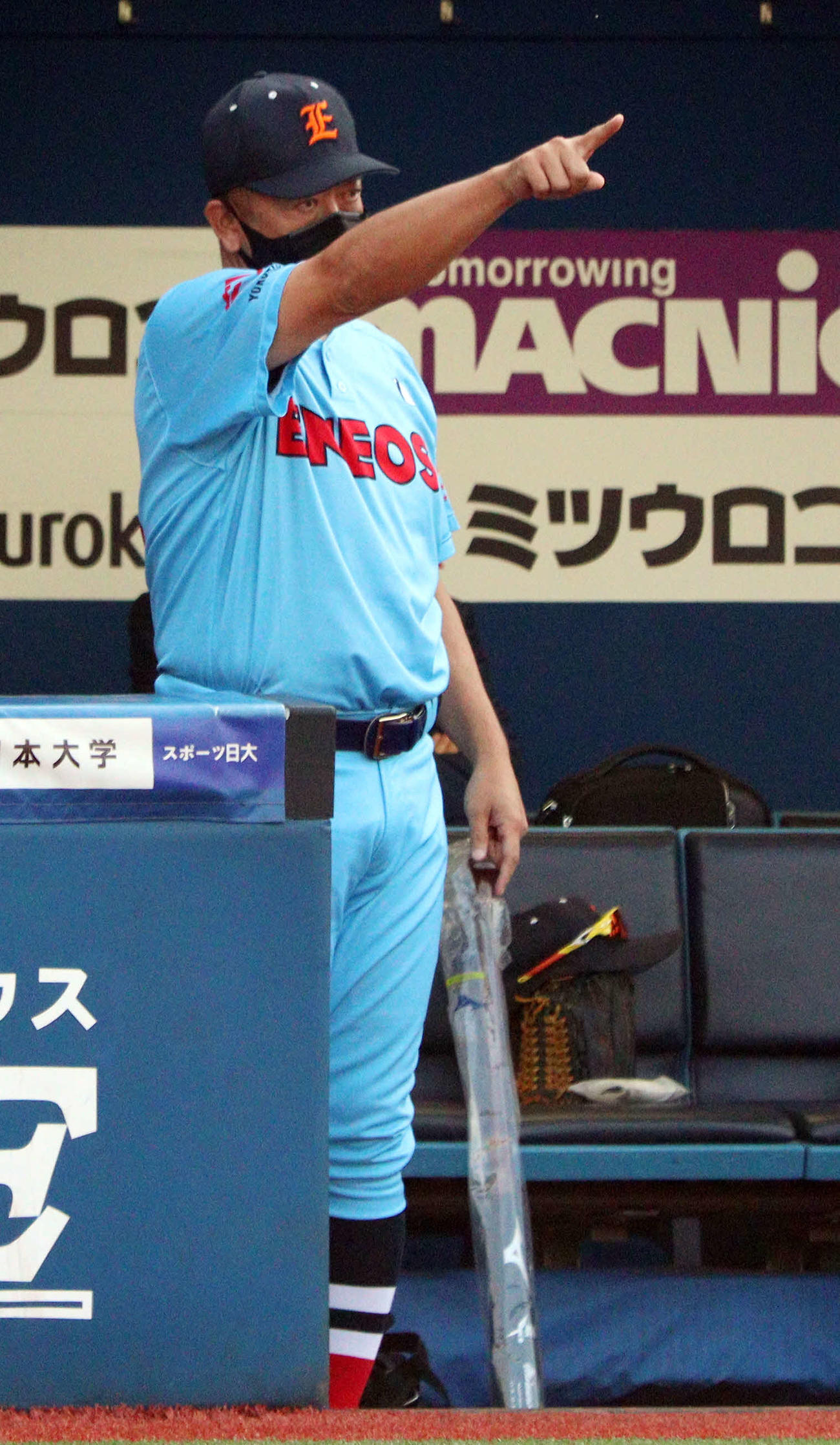 都市対抗野球大会西関東予選　三菱重工East対ENEOS　ベンチから指示を出すENEOS・大久保監督（撮影・関根直人）