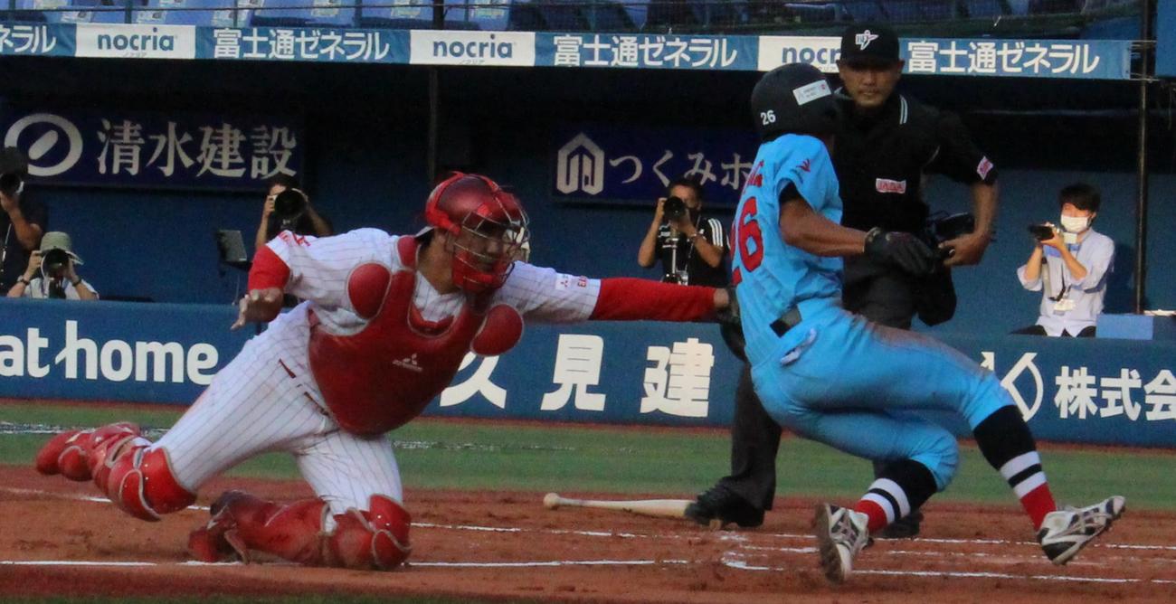 三菱重工East対ENEOS ENEOS2回裏2死一塁、瀬戸西の右中間二塁打で一走の川端（右）は生還を狙うも憤死。左は三菱重工East・対馬（撮影・古川真弥）