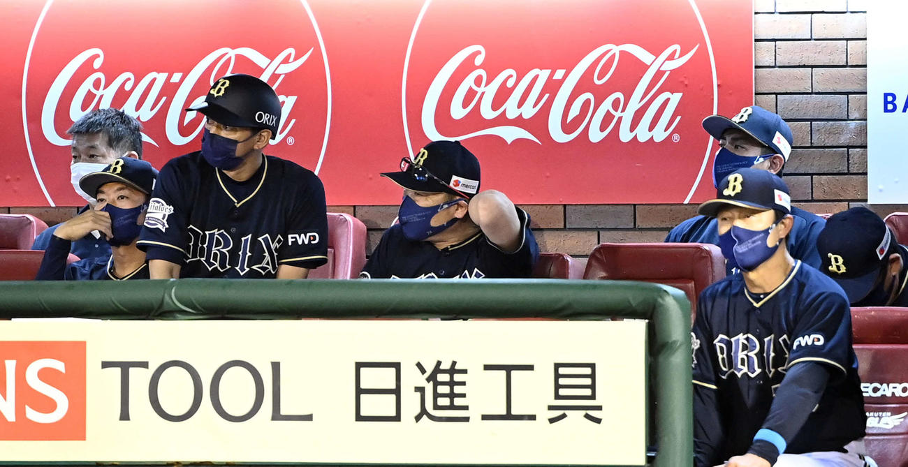 楽天対オリックス　5回裏、楽天に5点を許し厳しい表情のオリックス首脳陣（撮影・たえ見朱実）