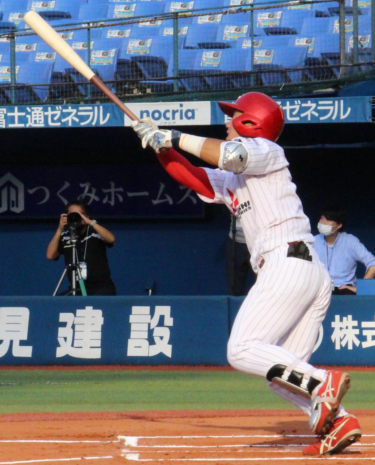 三菱重工East対ENEOS　三菱重工East1回表2死、右中間へ先制ソロ本塁打を放つ中山（撮影・古川真弥）