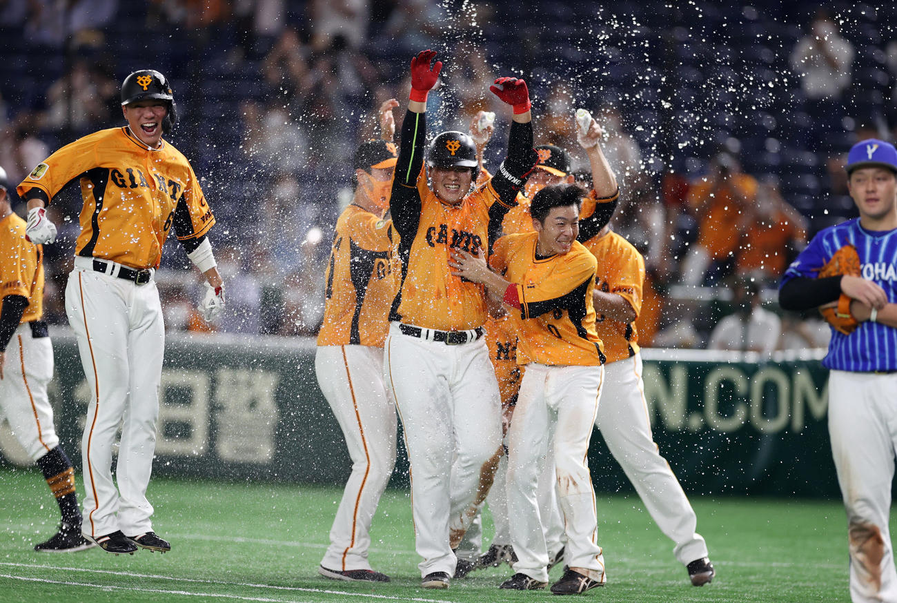巨人対DeNA 9回裏巨人1死満塁、サヨナラ犠飛を放ち、チームメートから手荒い祝福を受ける岡本和（中央）（撮影・狩俣裕三）