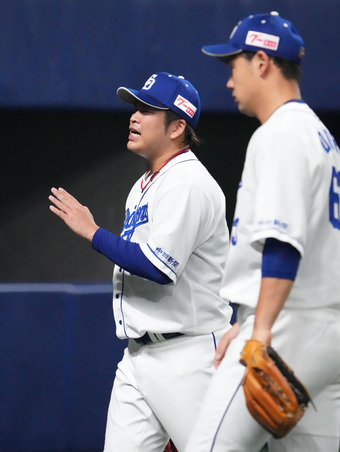 中日対広島　7回表を終えベンチへ戻る福（撮影・森本幸一）