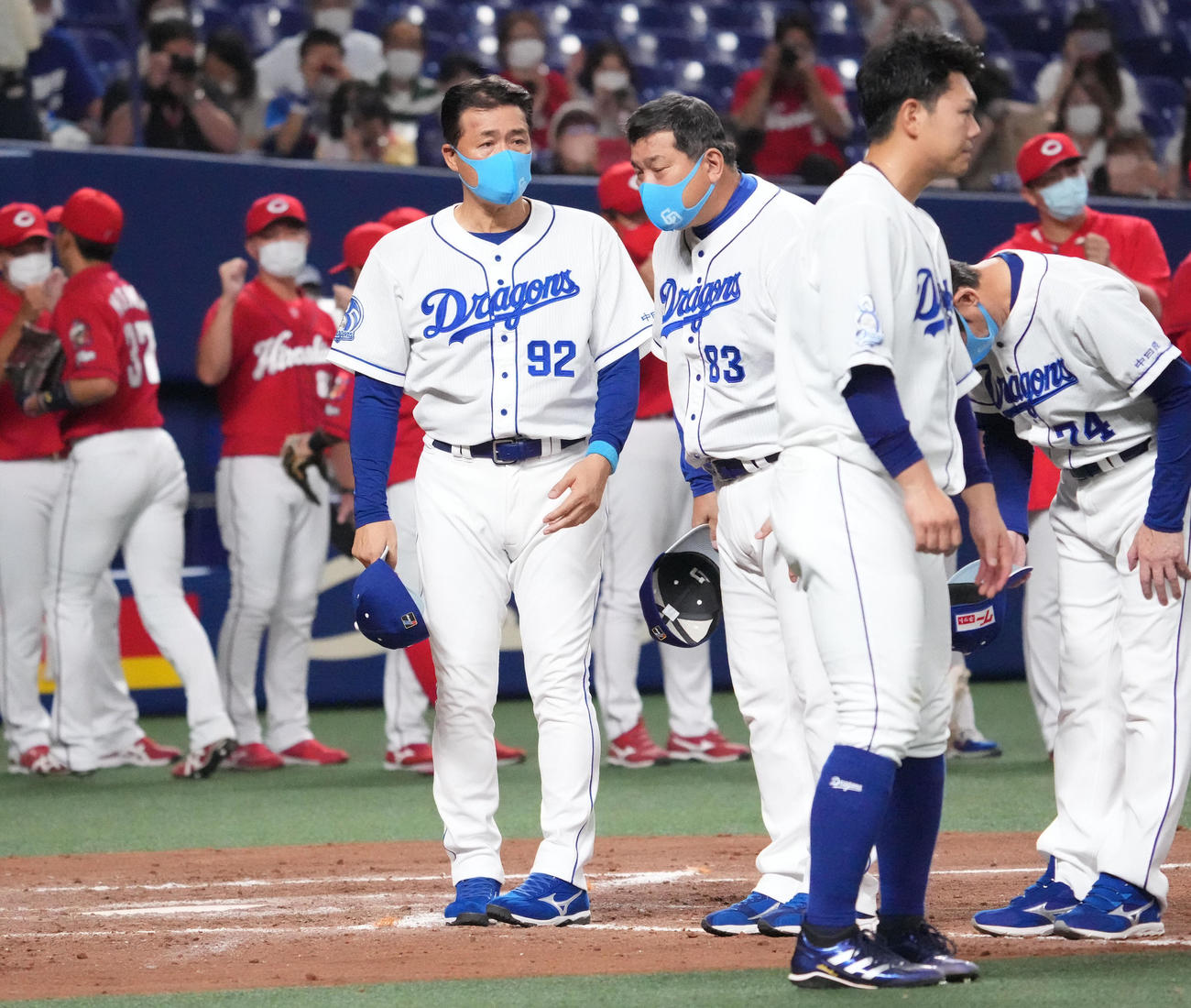 中日対広島　試合終了、観客にあいさつする与田監督（撮影・森本幸一）