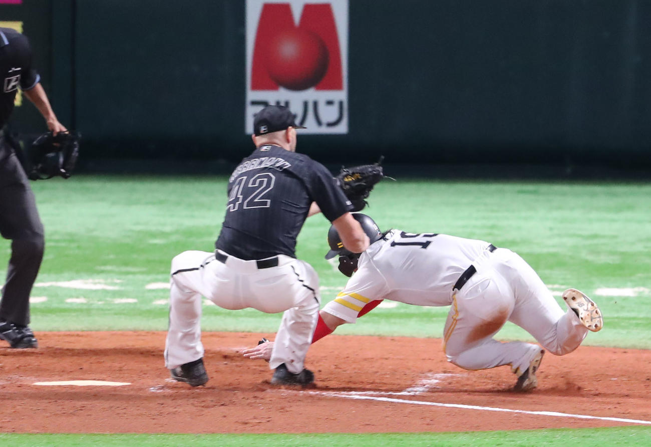 ソフトバンク対ロッテ　7回裏ソフトバンク2死一、三塁、打者・柳田悠岐のとき三塁走者の甲斐拓哉が本塁へ走るが惜しくもアウト（撮影・梅根麻紀）