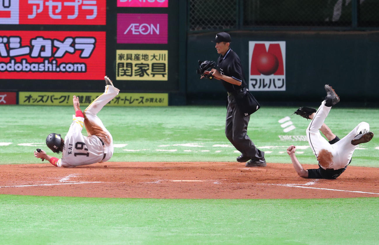 ソフトバンク対ロッテ　7回裏ソフトバンク2死一、三塁、打者・柳田悠岐のとき三塁走者の甲斐拓哉が本塁へ走るが惜しくもアウト（撮影・梅根麻紀）