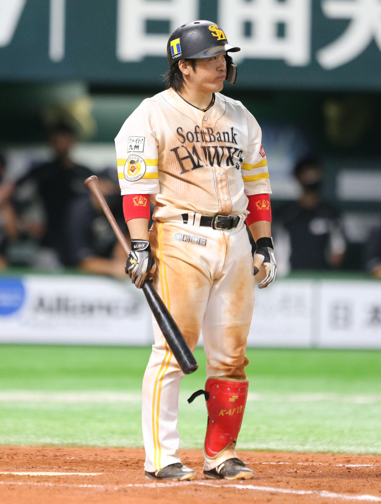 ソフトバンク対ロッテ　9回裏ソフトバンク無死一塁、甲斐は犠打を失敗し立ちすくむ（撮影・屋方直哉）