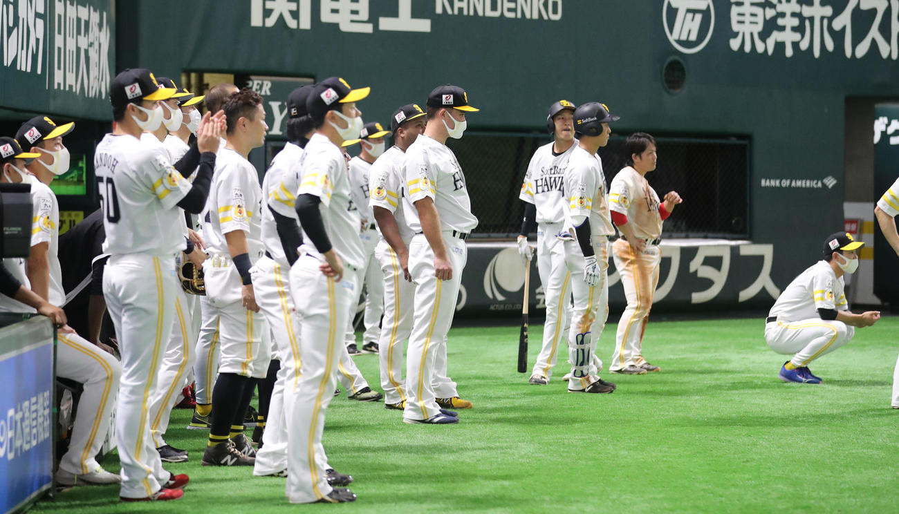 ソフトバンク対ロッテ　9回裏ソフトバンク2死二塁、川島の左前打で本塁を狙った釜元がアウトとなり、ぼう然とするソフトバンクナイン（撮影・屋方直哉）
