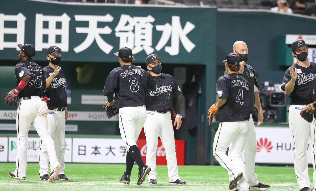 ソフトバンク対ロッテ　ソフトバンクに引き分けハイタッチをする井口監督（撮影・屋方直哉）