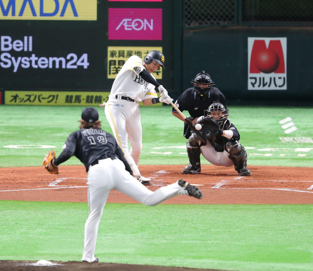 ソフトバンク対ロッテ　1回裏ソフトバンク1死一塁、柳田悠岐は左越えに先制適時二塁打を放つ（撮影・梅根麻紀）