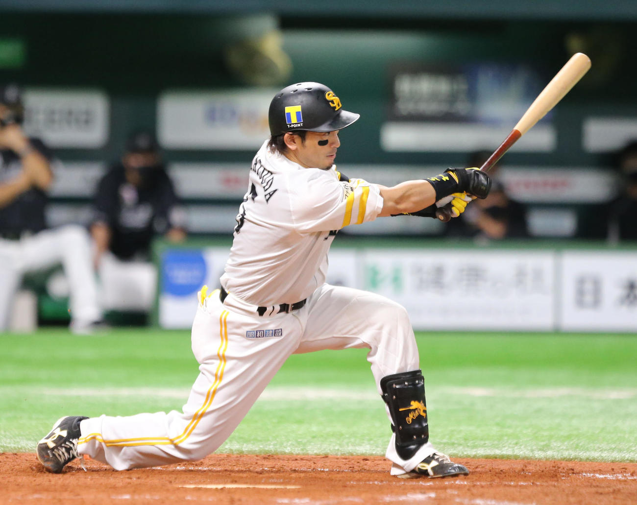 ソフトバンク対ロッテ　5回裏ソフトバンク無死、松田は左前安打を放つ（撮影・屋方直哉）