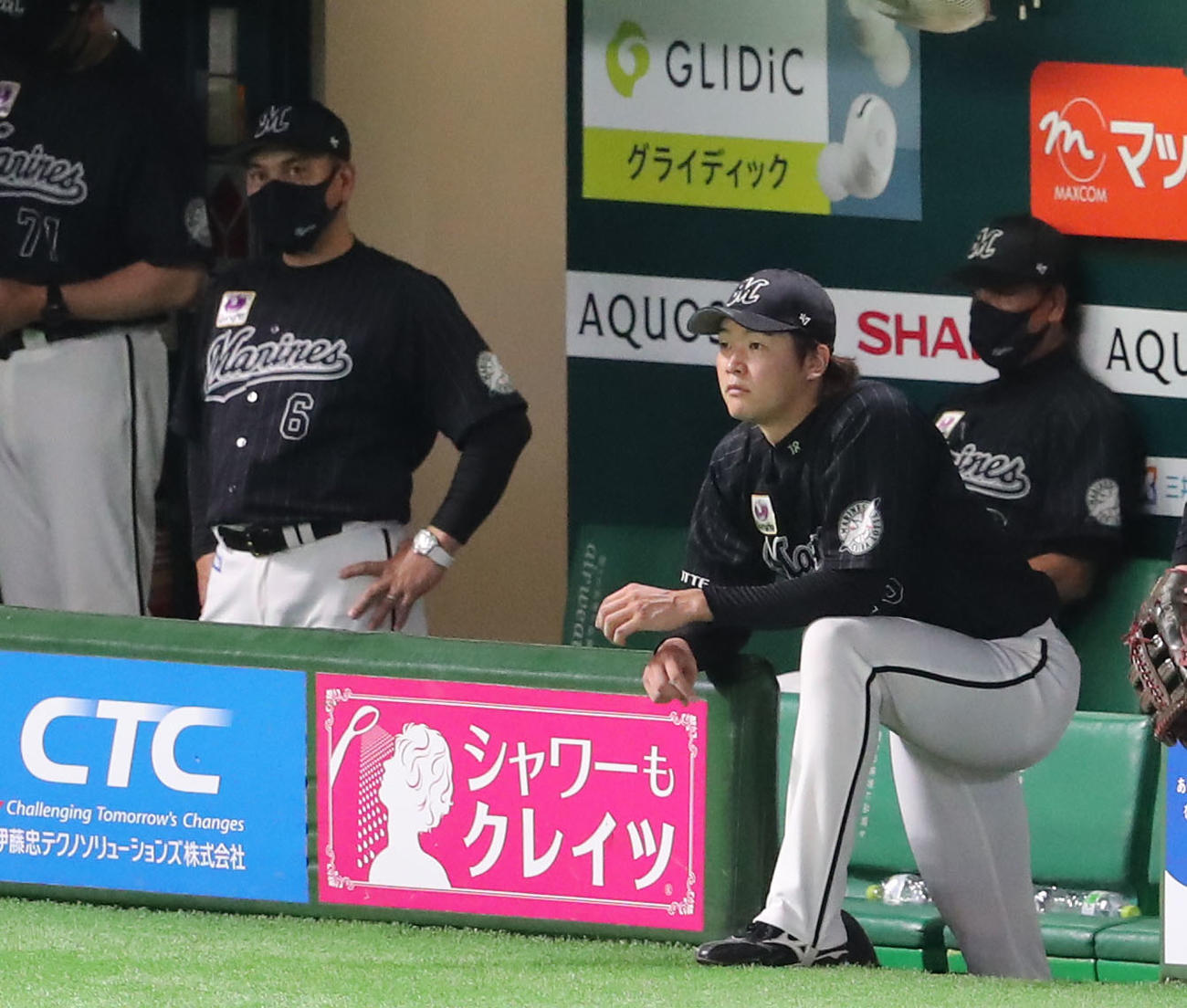 ソフトバンク対ロッテ　6回途中で降板した二木はベンチから試合を見る（撮影・梅根麻紀）