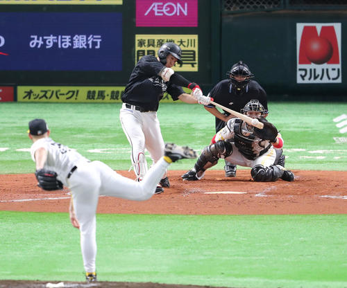ソフトバンク対ロッテ 7回表ロッテ2死一、三塁、安田尚憲は右前に同点適時打を放つ(撮影・梅根麻紀)