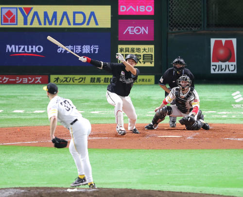 ソフトバンク対ロッテ 7回表ロッテ2死一、三塁、安田尚憲は右前に同点適時打を放つ(撮影・梅根麻紀)