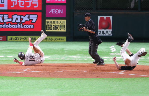 ソフトバンク対ロッテ 7回裏ソフトバンク2死一、三塁、打者・柳田悠岐のとき三塁走者の甲斐拓哉が本塁へ走るが惜しくもアウト(撮影・梅根麻紀)