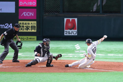 ソフトバンク対ロッテ 9回裏ソフトバンク2死二塁、川島慶三の左前安打で一気に本塁へ走るが惜しくもアウト(撮影・梅根麻紀)