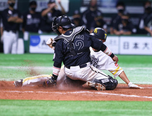 ソフトバンク対ロッテ 9回裏ソフトバンク2死二塁、釜元は川島の左前打で本塁を狙うもタッチアウト、捕手田村(撮影・屋方直哉)