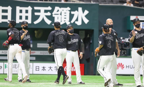 ソフトバンク対ロッテ ソフトバンクに引き分けハイタッチをする井口監督(撮影・屋方直哉)