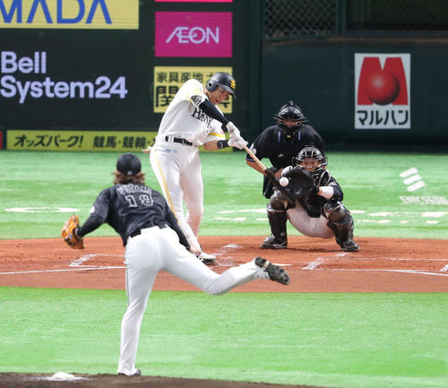 ソフトバンク対ロッテ 1回裏ソフトバンク1死一塁、柳田悠岐は左越えに先制適時二塁打を放つ(撮影・梅根麻紀)