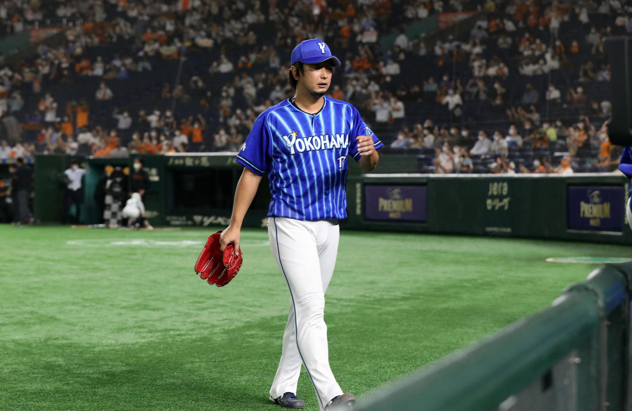 巨人対DeNA　岡本和にサヨナラ犠飛を打たれ、ぼうぜんとした表情で引き揚げる三嶋（撮影・狩俣裕三）