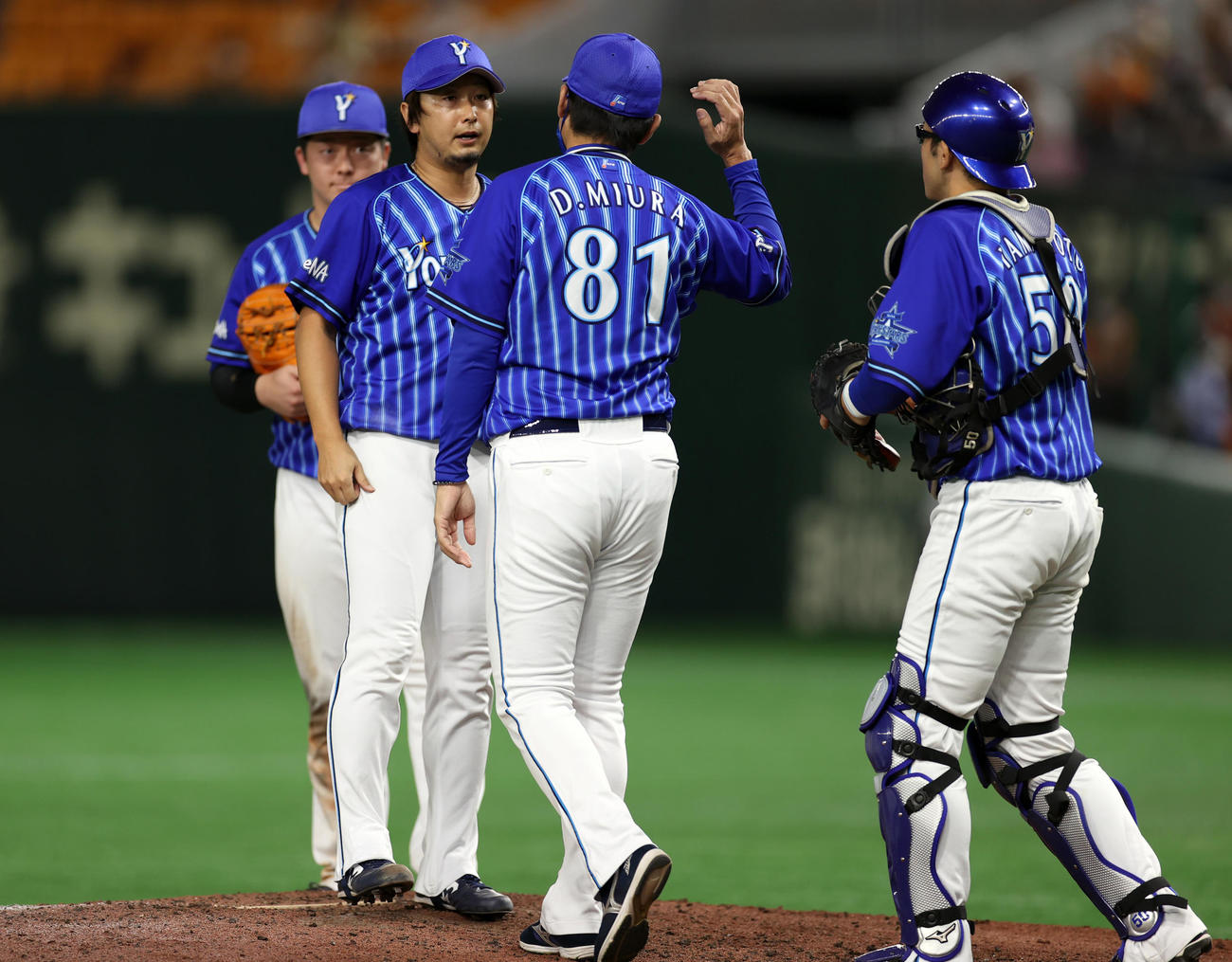 巨人対DeNA 9回裏巨人1死一、二塁、ピンチを招き、マウンドに出向いた三浦監督（中央）と話をする三嶋（撮影・狩俣裕三）