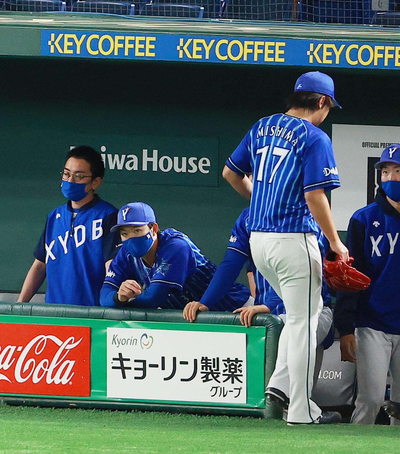 巨人対DeNA　サヨナラ負けを喫しベンチに戻るDeNA三嶋（撮影・野上伸悟）
