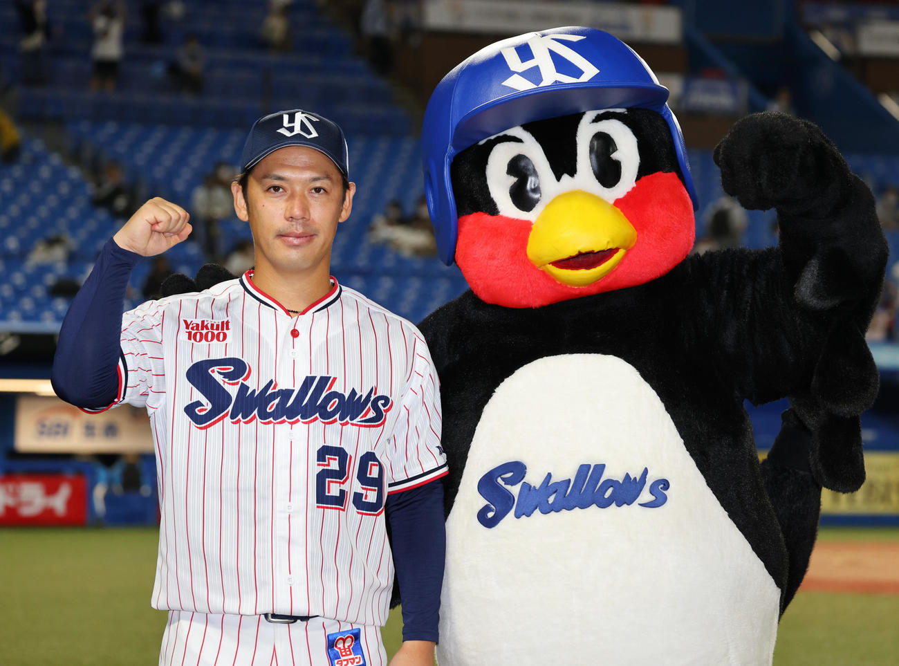 ヤクルト対阪神　ヒーローインタビューを終えつば九郎と記念写真に納まるヤクルト小川（撮影・垰建太）