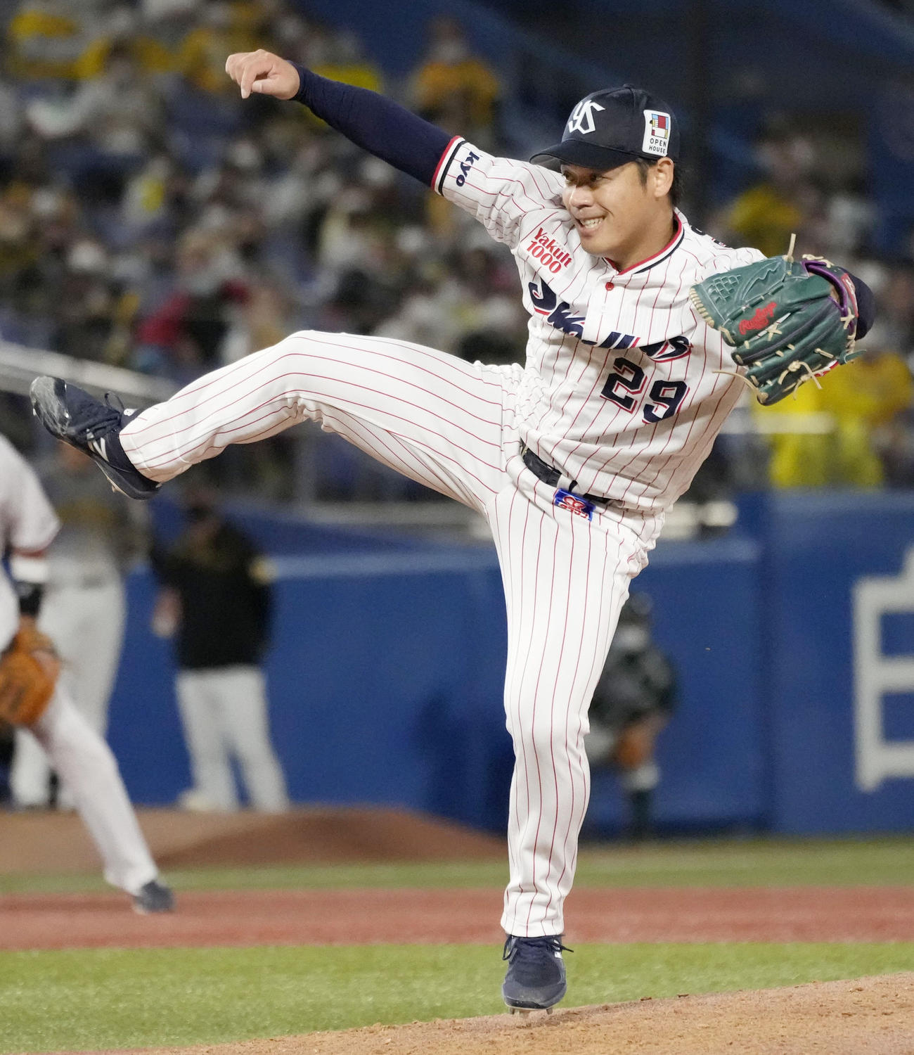 8回途中無失点で8勝目を挙げたヤクルト小川（共同）