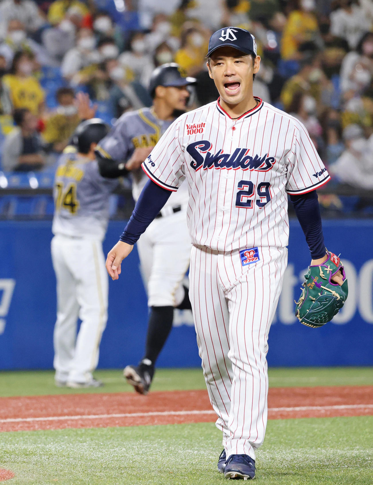 ヤクルト対阪神　6回表阪神2死満塁、サンズを左飛に仕留めピンチをしのいだ小川は雄たけびを上げる（撮影・垰建太）