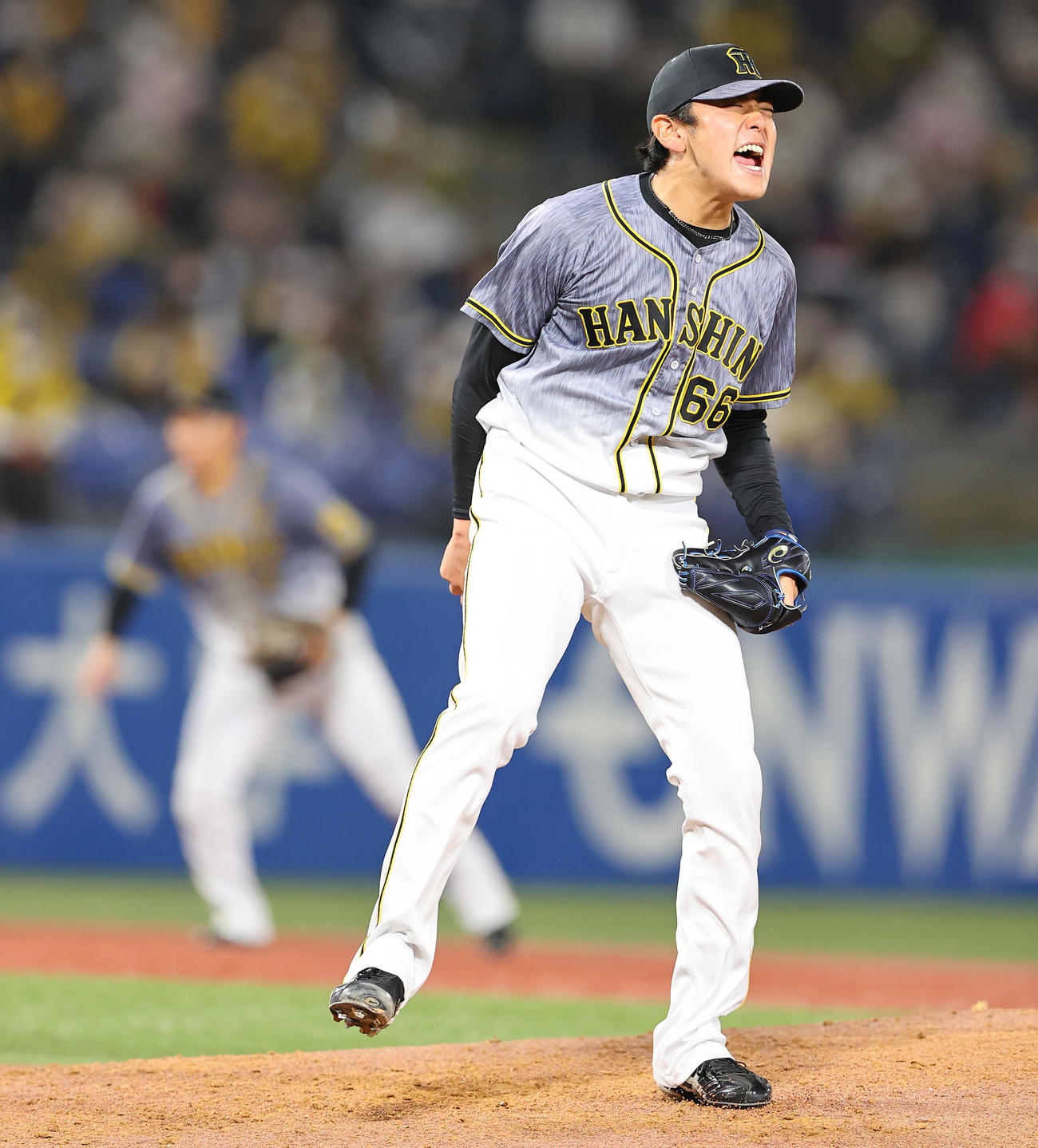 ヤクルト対阪神　7回裏ヤクルト2死一、三塁、塩見を三振に仕留め雄たけびを上げる小川（撮影・垰建太）
