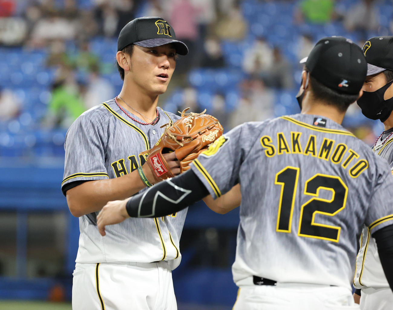 ヤクルト対阪神　6回裏ヤクルト2死一、二塁、オスナを三振に切りベンチに戻る阪神伊藤将（撮影・清水貴仁）
